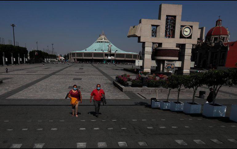 Fieles salen este domingo de la Basílica of Guadalupe en Ciudad de México. Aunque las autoridades locales no habían anunciado restricciones, se observan menos personas en las calles. AP/M. Ugarte
