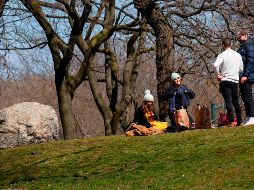 Personas en Central Park este domingo, en la ciudad de Nueva York. Cuomo ordenó que la ciudad le entregue en 24 horas un plan para reducir la densidad de público que todavía se reúne en espacios públicos pese al avance del virus. AFP/K. Betancur