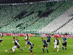 VACÍOS. Tras el primer fin de semana de marzo, los juegos de futbol en Italia se pospusieron. AP