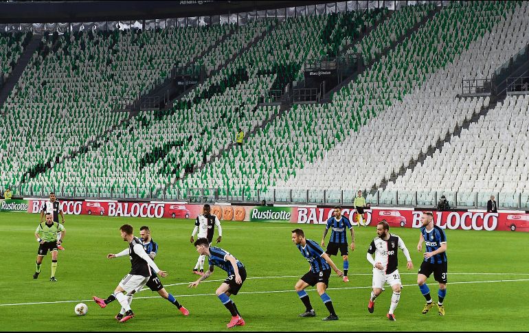 VACÍOS. Tras el primer fin de semana de marzo, los juegos de futbol en Italia se pospusieron. AP