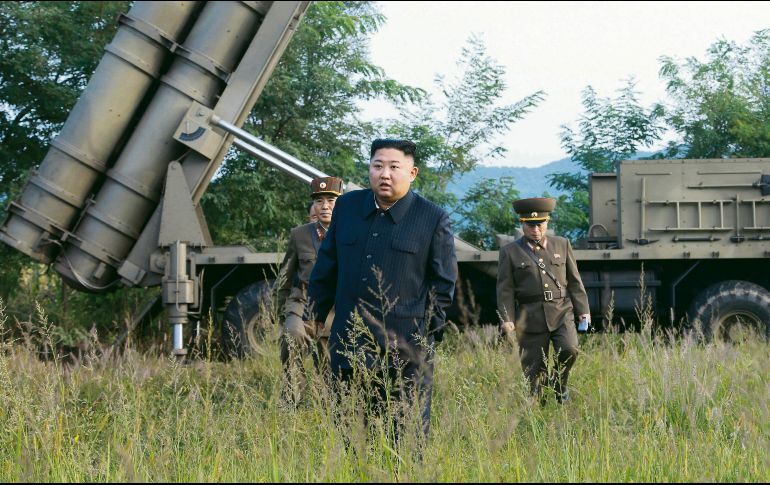 LÍDER. Kim Jong-Un supervisa las pruebas de armamento militar. EFE