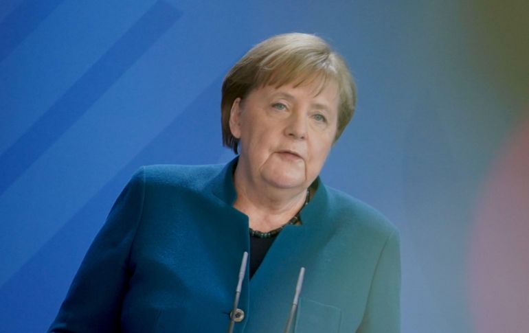Angela Merkel confirmó este domingo que estuvo en contacto con un médico que dio positivo por COVID-19. EFE / C. Bilan