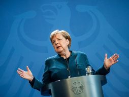 Merkel compareció ante los medios aún el domingo, antes de saber qye el médico que le dio una vacuna dio positivo al coronavirus. AFP/ARCHIVO