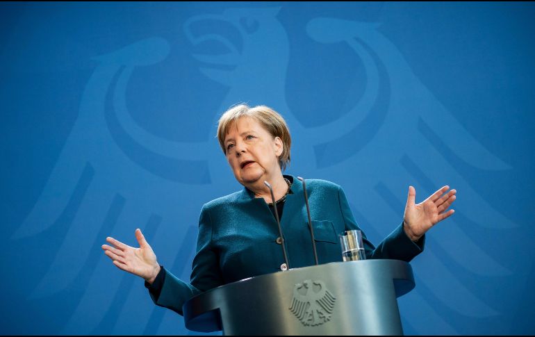 Merkel compareció ante los medios aún el domingo, antes de saber qye el médico que le dio una vacuna dio positivo al coronavirus. AFP/ARCHIVO