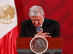 El Presidente coloca la mano en su pecho durante su conferencia de prensa este lunes, en el Palacio Nacional. EFE /J. Núñez