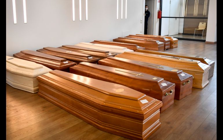 Féretros se acumulan en el crematorio de un templo en Piacenza, Italia. AP/La Presse/C. Furlan