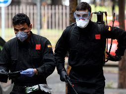 Miembros de la Unidad Militar de Emergencias (UME) se dirigen a desinfectar una residencia de ancianos en Madrid. En algunas, los militares encontraron 