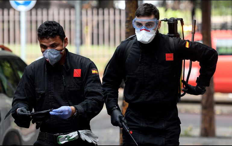 Miembros de la Unidad Militar de Emergencias (UME) se dirigen a desinfectar una residencia de ancianos en Madrid. En algunas, los militares encontraron 