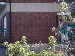 Un hombre mira desde su balcón mientras cumple el aislamiento obligatorio, en Buenos Aires, Argentina. EFE/J. Roncoroni