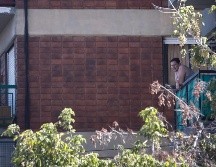 Un hombre mira desde su balcón mientras cumple el aislamiento obligatorio, en Buenos Aires, Argentina. EFE/J. Roncoroni