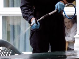 Miembros de la Unidad Militar de Emergencias (UME) desinfectan este lunes un asilo en Valencia. EFE/J. Cárdenas