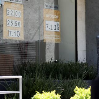 Peso cierra por primera vez por arriba de 25 por dólar