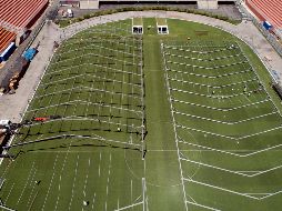 Obreros trabajan en la construcción de un hospital de campaña para tratar casos de coronavirus este lunes, en el estadio de Pacaembú. AP/A. Penner