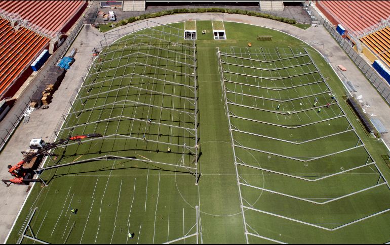 Obreros trabajan en la construcción de un hospital de campaña para tratar casos de coronavirus este lunes, en el estadio de Pacaembú. AP/A. Penner