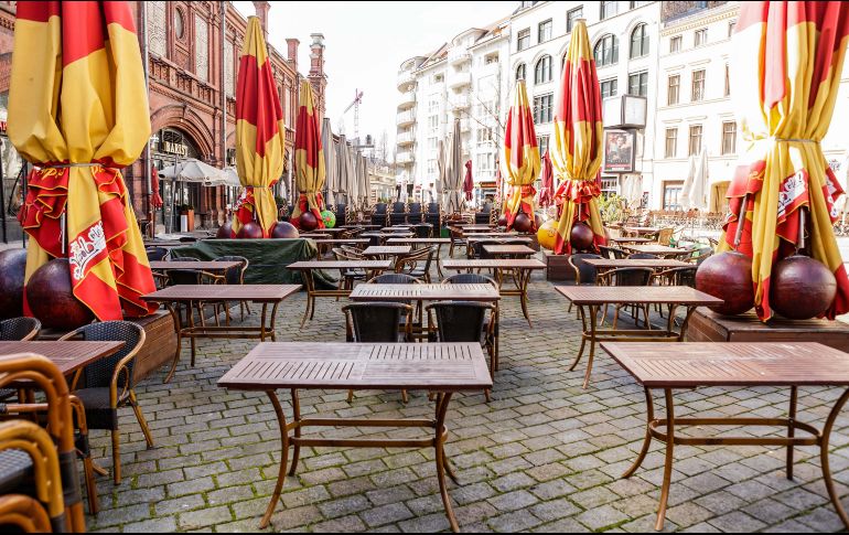 Mesas y sillas lucen vacías en el exterior de un restaurante cerrado, en Berlín, Alemania. XINHUA/B. Truong