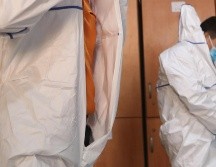 El personal médico en contacto con pacientes de COVID-19 recibirán bata larga desechable, botas, mascarilla N95 y gafas de protección. EFE/Yonhap