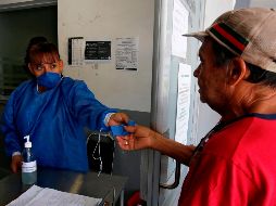 El jefe del Ejecutivo federal hace un llamado para que en las familias se cuide a los adultos mayores, y pide aplicarse aún más para proteger a las personas de la tercera edad. AFP / U. Ruiz