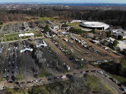 Una fila de vehículos aguardan en sitio de toma de muestras para pruebas de COVID-19 desde el auto en Holmdel, estado de Nueva Jersay. AP/S. Wenig