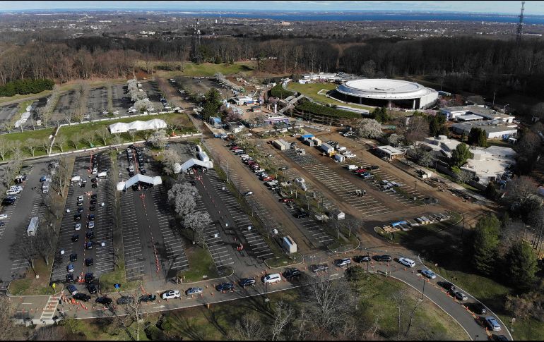 Una fila de vehículos aguardan en sitio de toma de muestras para pruebas de COVID-19 desde el auto en Holmdel, estado de Nueva Jersay. AP/S. Wenig