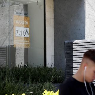 Dólar baja 36 centavos, cotiza en 25.32 pesos