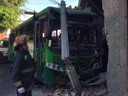 Unidad de la ruta 52-A se impacta contra un inmueble de locales. ESPECIAL / PCyB Guadalajara
