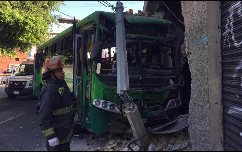 Unidad de la ruta 52-A se impacta contra un inmueble de locales. ESPECIAL / PCyB Guadalajara