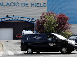Un auto fúnebre sale  este martes del Palacio de Hielo, un centro comercial con pista de hielo que se ha empezado a usar como morgue para cadáveres de personas fallecidas con coronavirus en Madrid. EFE/ C. Moya
