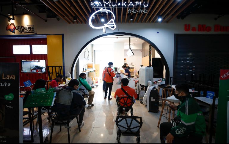 Repartidores esperan pedidos en una tienda de té dentro de un centro comercial cerrado en Bangkok, Tailandia. EFE/D. Azubel