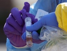 Ricardo Villanueva da instrucciones para habilitar tres laboratorios para la aplicación de pruebas de detección de coronavirus. AFP / B. Bennett
