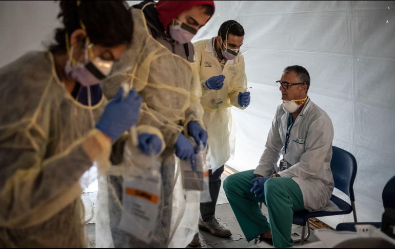 Médicos hacen pruebas de COVID-19 a personal hospitalario en tiendas de campaña afuera del hospital St. Barnabas en la ciudad de Nueva York. AFP/M. Friedman