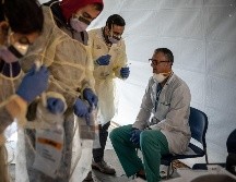 Médicos hacen pruebas de COVID-19 a personal hospitalario en tiendas de campaña afuera del hospital St. Barnabas en la ciudad de Nueva York. AFP/M. Friedman