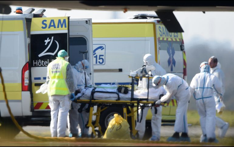 Personal médico atiende a uno de seis pacientes trasladados vía aéra desde la ciudad de Mulhouse a hospitales en Brest, Francia. AFP/J. Monier