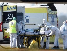 Personal médico atiende a uno de seis pacientes trasladados vía aéra desde la ciudad de Mulhouse a hospitales en Brest, Francia. AFP/J. Monier