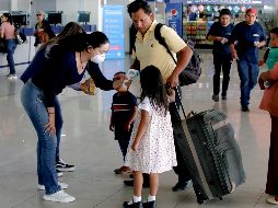 En la nueva Central de Autobuses se revisa la temperatura de pasajeros. AFP/ARCHIVO
