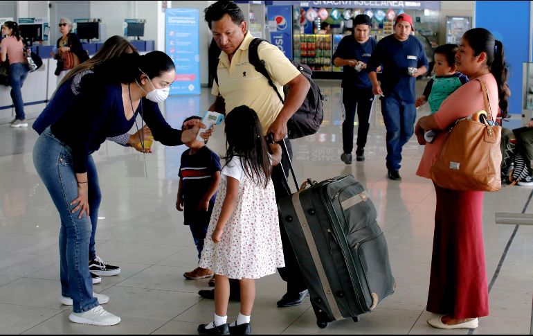 En la nueva Central de Autobuses se revisa la temperatura de pasajeros. AFP/ARCHIVO