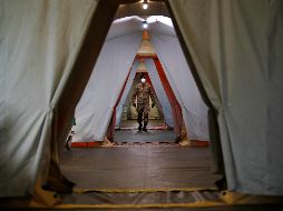 Un soldado camina en un hospital de campo construido en Crema, Italia, para atender a pacientes de coronavirus. AP/A. Calanni