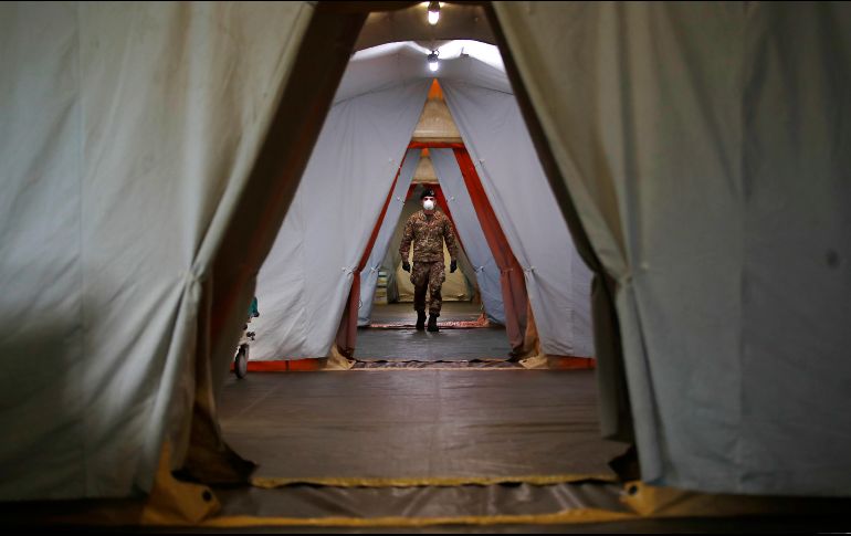 Un soldado camina en un hospital de campo construido en Crema, Italia, para atender a pacientes de coronavirus. AP/A. Calanni