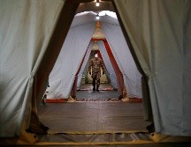 Un soldado camina en un hospital de campo construido en Crema, Italia, para atender a pacientes de coronavirus. AP/A. Calanni
