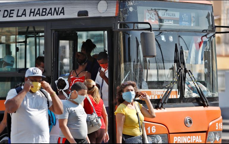 Ciudadanos usan tapabocas bajando de un ómnibus de transporte público, este martes, en La Habana. EFE/Y. Zamora