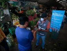 En varios puntos del Mercado de Abastos se otorga gel y cubrebocas a los clientes. EL INFORMADOR / F. Atilano