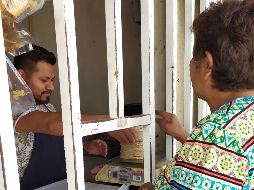 Una mujer compra tortillas este martes en un establecimiento de la Ciudad de México. EFE/J. Pazos
