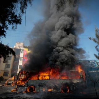 Camión se incendia frente a su departamento y le quema sus coches