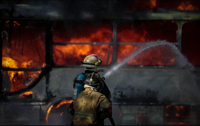 El fuego rápido se propagó y se registró una explosión por el tanque de la gasolina. EL INFORMADOR / F. Atilano