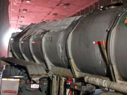 Pipa con sosa cáustica vuelca en túnel de López Mateos