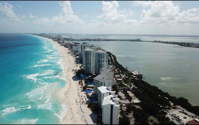 El Caribe mexicano, con su reconocida zona hotelera de Cancún, se resiente ante el impacto por la pandemia. EFE/ARCHIVO