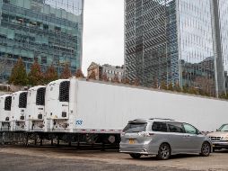 En la zona se encuentran dos camiones refrigerados y un equipo con atuendos militares y mascarillas que ha ayudado a montar el dispositivo, que cuenta también con varias carpas de color blanco. AP / M. Altaffer