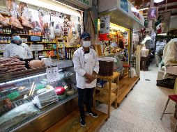 Dos vendedores usan mascarillas como medida de protección en un mercado de la Ciudad de México. AP/F. Llano