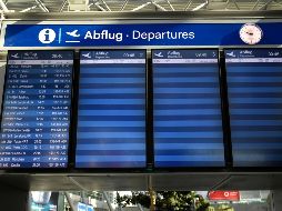 Una pantalla en el aeropuerto de Duesseldorf, Alemania, muestra hoy las pocas salidas de vuelos. El país prevé para 2020 una contracción económica de alrededor del 5% por el impacto de la pandemia.  AFP/I. Fassbender