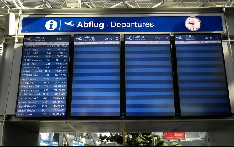 Una pantalla en el aeropuerto de Duesseldorf, Alemania, muestra hoy las pocas salidas de vuelos. El país prevé para 2020 una contracción económica de alrededor del 5% por el impacto de la pandemia.  AFP/I. Fassbender