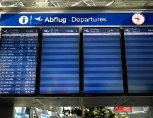 Una pantalla en el aeropuerto de Duesseldorf, Alemania, muestra hoy las pocas salidas de vuelos. El país prevé para 2020 una contracción económica de alrededor del 5% por el impacto de la pandemia.  AFP/I. Fassbender